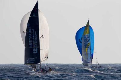 La flota de Figaro 2 en el Golfo de Vizcaya navegando con dos dígitos de velocidad La flota de Figaro 2 en el Golfo de Vizcaya navegando con dos dígitos de velocidad