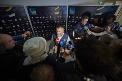 La salida de la Route du Rhum – Destination Guadeloupe se dará el miércoles 9 de noviembre a las 14:15 horas. La salida de la Route du Rhum – Destination Guadeloupe se dará el miércoles 9 de noviembre a las 14:15 horas.