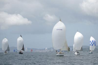 La XII edición de la regata de Solitarios y A Dos comenzó con ventolina y a media tarde el norte le daba velocidad