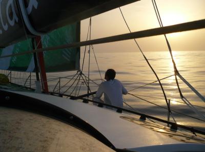 Los barcos de cabeza salen de los Doldrums. Pequeño revuelo en el ranking