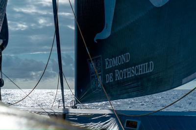 Maxi Edmond de Rothschild en Doldrums, MACIF a toda velocidad contentos con su estrategia Maxi Edmond de Rothschild en Doldrums, MACIF a toda velocidad contentos con su estrategia