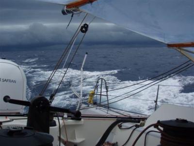 Michel Desjoyeaux con velocidad de crucero en el Atlántico. Ralentización en sus perseguidores