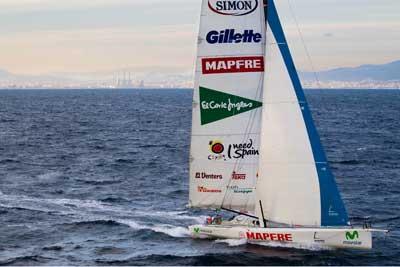 Primer entrenamiento del Mapfre en aguas de Barcelona