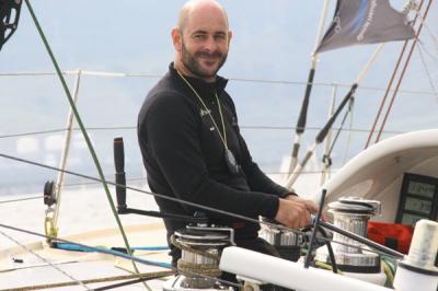 Raphaël Dinelli (FONDATION OCEAN VITAL) se dirige hacia la Isla Trinidad tras una avería en la driza de la mayor