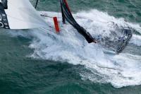 Vendée Globe. Alex Thomson daña un timón y destroza un hidrogenerador al colisionar con un OFNI