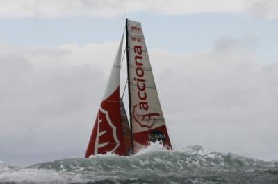 Vendée Globe. Sansó busca abrigo en la costa de Madeira para reparar el track de la driza de mayor