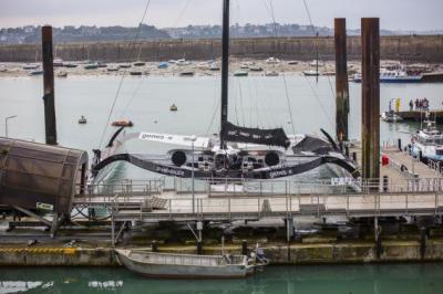 Yann Guichard y Spindrift 2, en la línea de salida de Saint-Malo Yann Guichard y Spindrift 2, en la línea de salida de Saint-Malo