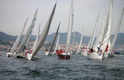 “TURISMO DE  PORTUGAL  ALGARVE” DE ALBERTO GARCÍA GANÓ “IN EXTREMIS” LA 4ª REGATA DEL CIRCUITO CAIXANOVA DE PLATÚ 25