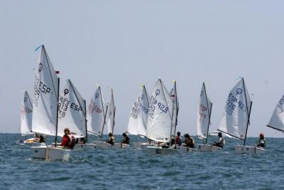 Unai Peraita, del RCN Torrevieja, y Javier Borrego, del RCN Valencia, lideran el Trofeo Roga Cuca, Campeonato Autonómico de Optimist A