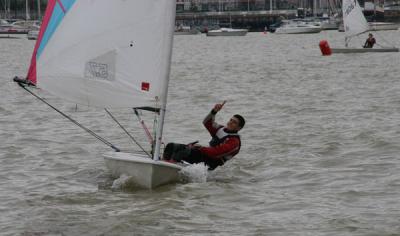 170 regatistas vascos, cántabros y franceses compitieron en aguas del Abra en el VIII Trofeo José Luis Azqueta de vela ligera,