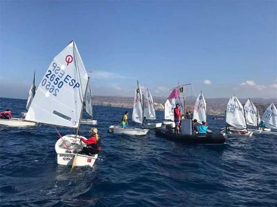 50 regatistas de Gran Canaria, Tenerife y Lanzarote compiten en el 2º Campeonato de Optimist Jóvenes Promesas