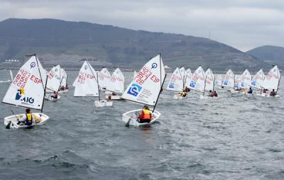 65 regatistas participaron en el Trofeo de Navidad en el Abra