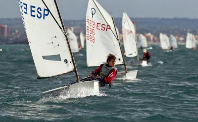 Albert Torres, del RCNP, gana la I Regata Gran Premio Playa de Alcúdia de Optimist