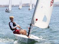 Alejandro Arauz (optimist), Miguel Dueñas (láser radial) y Alfie Banister (láser 4.7) líderes provisionales en la VI Semana Náutica 