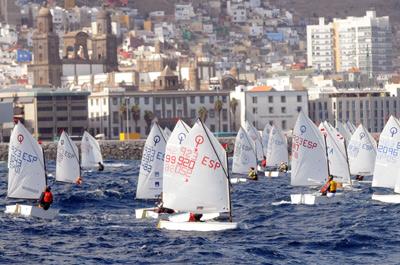 Alfonso Fernández sigue firme en el liderato de la Copa de Canarias de Óptimist Alfonso Fernández sigue firme en el liderato de la Copa de Canarias de Óptimist