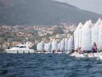 Ameneiro manda en la Aceites Abril, Gallego de Optimist y lleva la emoción hasta la jornada final en la ría de Vigo