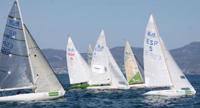 Andarias, Paco Llobet y ‘Miki’ Gómez completan el podio provisional en la clase 2.4mR Andarias, Paco Llobet y ‘Miki’ Gómez completan el podio provisional en la clase 2.4mR