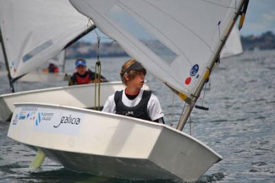 Andres Álvarez ratifica en aguas de su club en Aguete su hegemonía este año en la clase optimist gallega Andres Álvarez ratifica en aguas de su club en Aguete su hegemonía este año en la clase optimist gallega