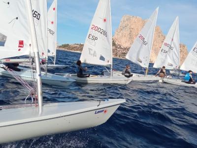 Antonio López, Mariano Cebrián y José Vicente Gutiérrez lideran el Trofeo ILCA de Calpe Antonio López, Mariano Cebrián y José Vicente Gutiérrez lideran el Trofeo ILCA de Calpe