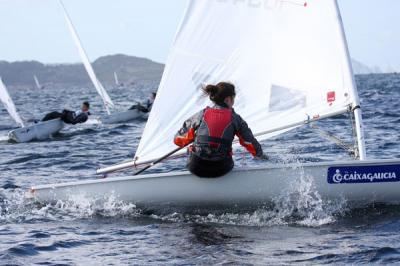 Antonio Parra en Standard, Pablo Martínez en Radial y Beatriz Lence en 4.7 ganan la clasificatoria de Láser de Sanxenxo Antonio Parra en Standard, Pablo Martínez en Radial y Beatriz Lence en 4.7 ganan la clasificatoria de Láser de Sanxenxo