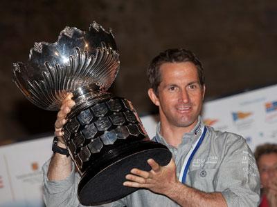 Ben Ainslie levanta la copa de ganador absoluto del 42 Trofeo S.A.R. Princesa Sofía MAPFRE Ben Ainslie levanta la copa de ganador absoluto del 42 Trofeo S.A.R. Princesa Sofía MAPFRE