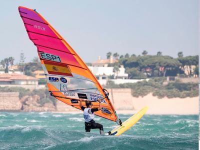 Blanca Manchón arranca el mundial reinando en su bahía en las dos primeras regatas Blanca Manchón arranca el mundial reinando en su bahía en las dos primeras regatas