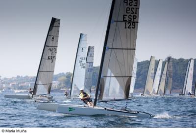 Bocinazo de salida para el Campeonato Gallego de Catamaranes en aguas de Sanxenxo Bocinazo de salida para el Campeonato Gallego de Catamaranes en aguas de Sanxenxo