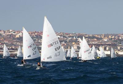 CANARIAS DOMINA EN LA JORNADA INAUGURAL DEL CAMPEONATO DE ESPAÑA LASER 4.7 QUE SE DISPUTA EN MELILLA CANARIAS DOMINA EN LA JORNADA INAUGURAL DEL CAMPEONATO DE ESPAÑA LASER 4.7 QUE SE DISPUTA EN MELILLA