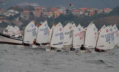 Carla Munte del Club Náutico El Salou repite victoria y es líder en solitario en el Meeting de optimist de Vigo