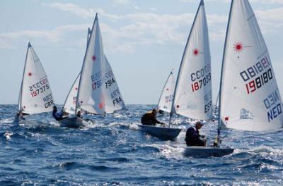 Carlos Echavarri (St) y Mónica Azón (Rd) dominan la primera jornada del Euro Laser Masters Cup 2012