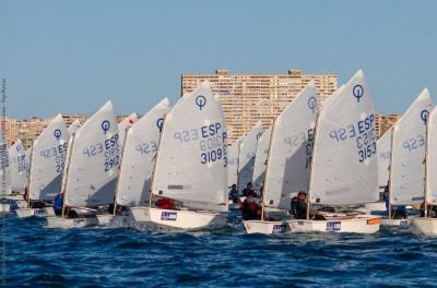 Carlos Espí lidera la flota Optimist en el arranque de la Semana Náutica de Alicante Carlos Espí lidera la flota Optimist en el arranque de la Semana Náutica de Alicante