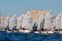 Carlos Espí lidera la flota Optimist en el arranque de la Semana Náutica de Alicante