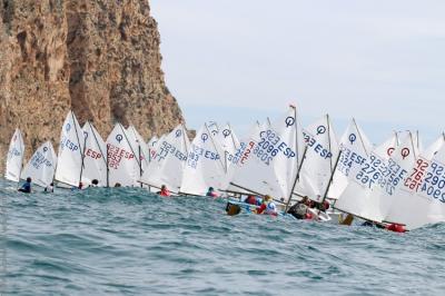 Carlos Espí y Javier Clement comparten la primera plaza de la flota Optimist en Calpe