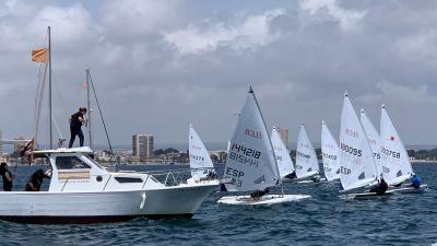 Carlos Martínez en ILCA 7 y Eduardo Fernández en ILCA 6 ya mandan en Santiago de la Ribera Carlos Martínez en ILCA 7 y Eduardo Fernández en ILCA 6 ya mandan en Santiago de la Ribera
