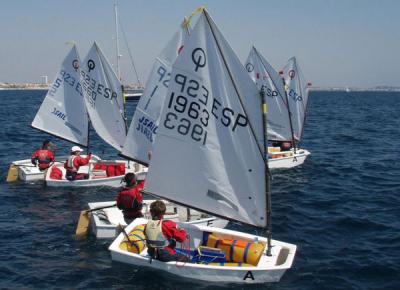 Carlos Robles, campeón de España de Optimist y Adriana Rodes, campeona femenina