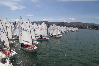 Cerca de 100 promesas de la vela vasca iniciaron la Regata OptiGetxo en el Abra Cerca de 100 promesas de la vela vasca iniciaron la Regata OptiGetxo en el Abra