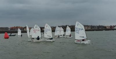Comenzó en las aguas del Abra interior el Trofeo Guadalimar-Say Languages de vela ligera Comenzó en las aguas del Abra interior el Trofeo Guadalimar-Say Languages de vela ligera