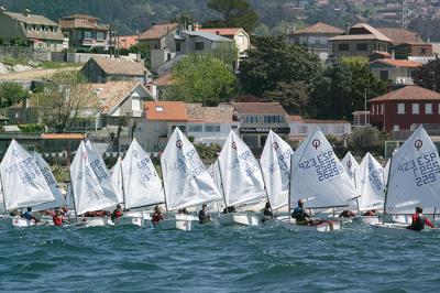 Comienza en la ría de Vigo el Trofeo Vithas con 100 optimist Comienza en la ría de Vigo el Trofeo Vithas con 100 optimist