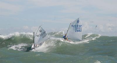 Despedida de altura para el III Trofeo de la Hispanidad de Optimist en la bahía de Cádiz Despedida de altura para el III Trofeo de la Hispanidad de Optimist en la bahía de Cádiz