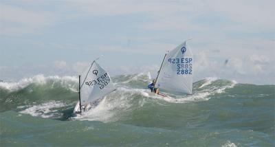 Despedida de altura para el III Trofeo de la Hispanidad de Optimist en la bahía de Cádiz