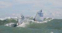 Despedida de altura para el III Trofeo de la Hispanidad de Optimist en la bahía de Cádiz