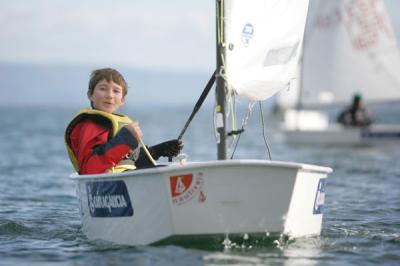 Dominio absoluto de Jesús Fernández en el Trofeo de vela ligera de Riveira