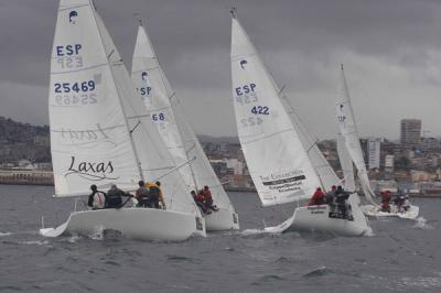 Duelo de élite en Platú 25 en la 3ª tirada de la Semana del Atlántico Caixanova, Pese al mal tiempo se cubrió el programa en la Ría de Vigo