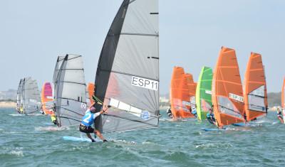 Duelo de titanes de cara a la jornada final del Campeonato de España de Raceboard en la bahía gaditana Duelo de titanes de cara a la jornada final del Campeonato de España de Raceboard en la bahía gaditana