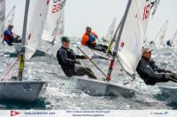 El alemán Roger Schultz y el murciano Carlos Martínez dominan la primera jornada de la EurILCA Master 2025