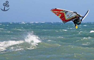 El almeriense Fran Perez (CD Sureste Cabo de Gata) y la gaditana María Andrés (CV Valdelagrana), campeones de Andalucía de Funboard