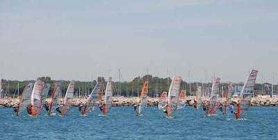 El andaluz Aurelio Terry es el líder más solvente de cara a la jornada final de la Copa de España de Windsurf. El andaluz Aurelio Terry es el líder más solvente de cara a la jornada final de la Copa de España de Windsurf.