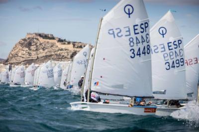 El andaluz Leo Zabell se estrena en Alicante como primer líder del Campeonato de España de Optimist El andaluz Leo Zabell se estrena en Alicante como primer líder del Campeonato de España de Optimist
