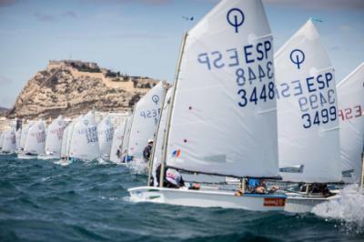 El andaluz Leo Zabell se estrena en Alicante como primer líder del Campeonato de España de Optimist