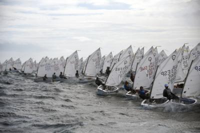 El barcelonés Oriol Costabella se coloca en cabeza del 34 Palamós Optimist Trophy El barcelonés Oriol Costabella se coloca en cabeza del 34 Palamós Optimist Trophy